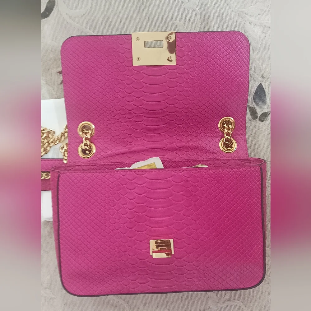 Authentic Michael Kors Tina Medium Shoulder Bag in Fuchsia - Picture 3 of 16